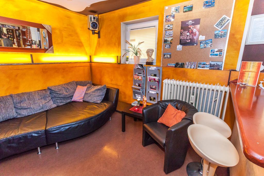Alex 30 Hostel
